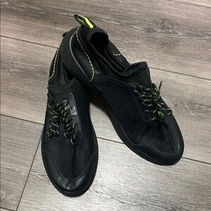 NWOT!‎ Hind Black and Green Men's Athletic Shoes